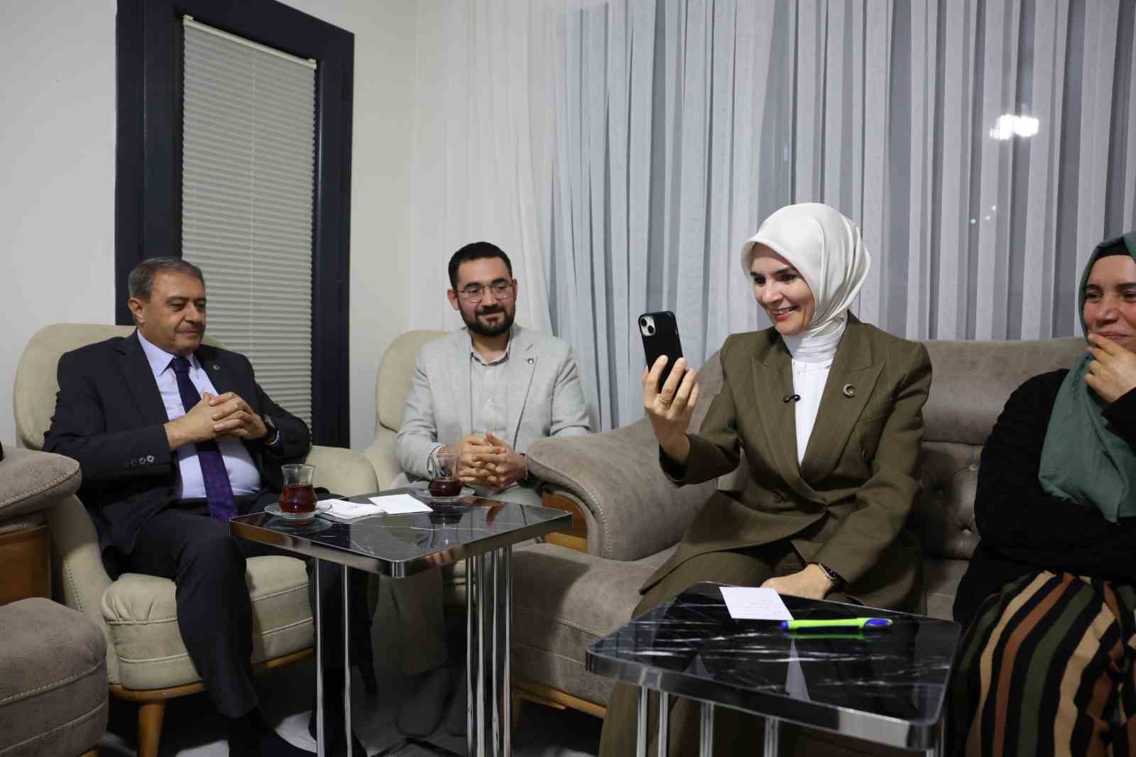 Bakan Göktaş, Şanlıurfa’da yeni yuvalarına kavuşan ailenin iftar sofrasına misafir oldu
Bakan Göktaş, Şanlıurfa’da yeni yuvalarına kavuşan ailenin iftar sofrasına misafir oldu