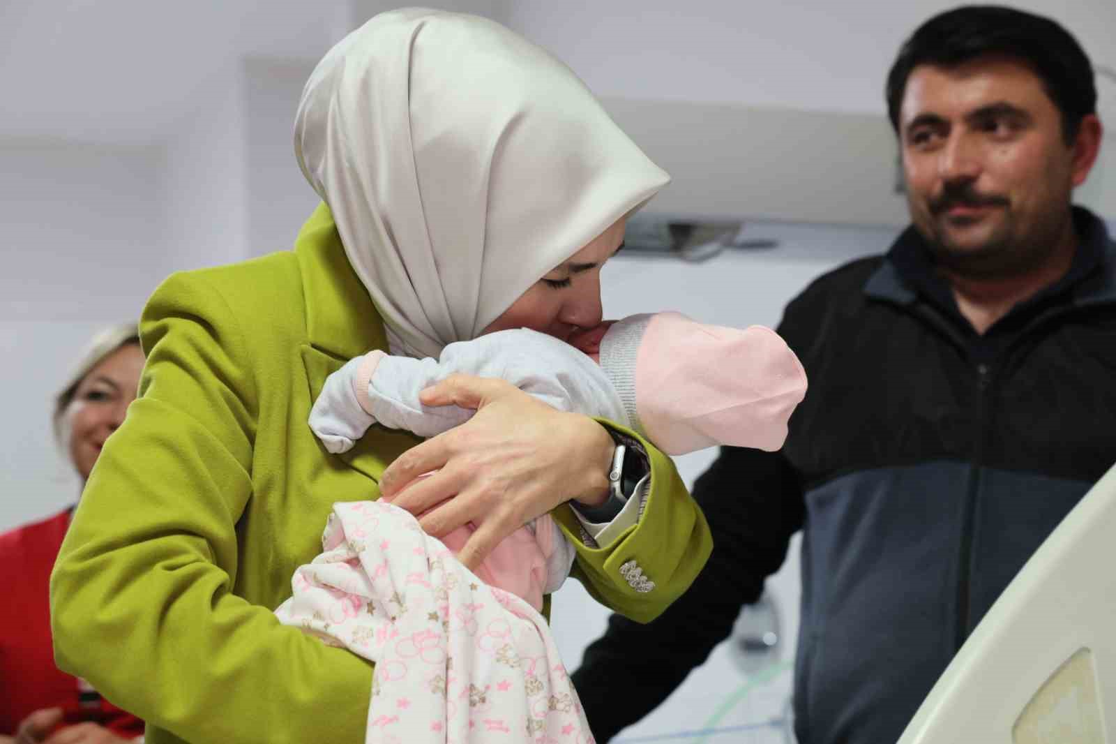 Bakan Göktaş, yeni doğan bebekler ve ailelerini ziyaret etti
