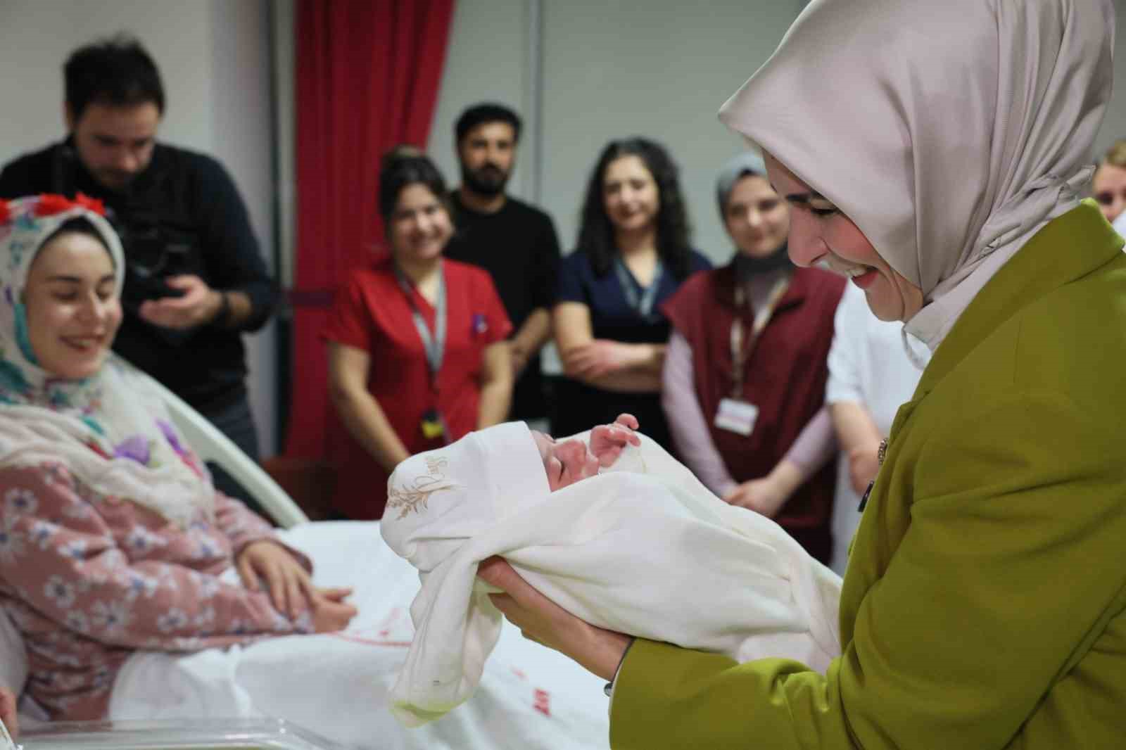 Bakan Göktaş, yeni doğan bebekler ve ailelerini ziyaret etti
