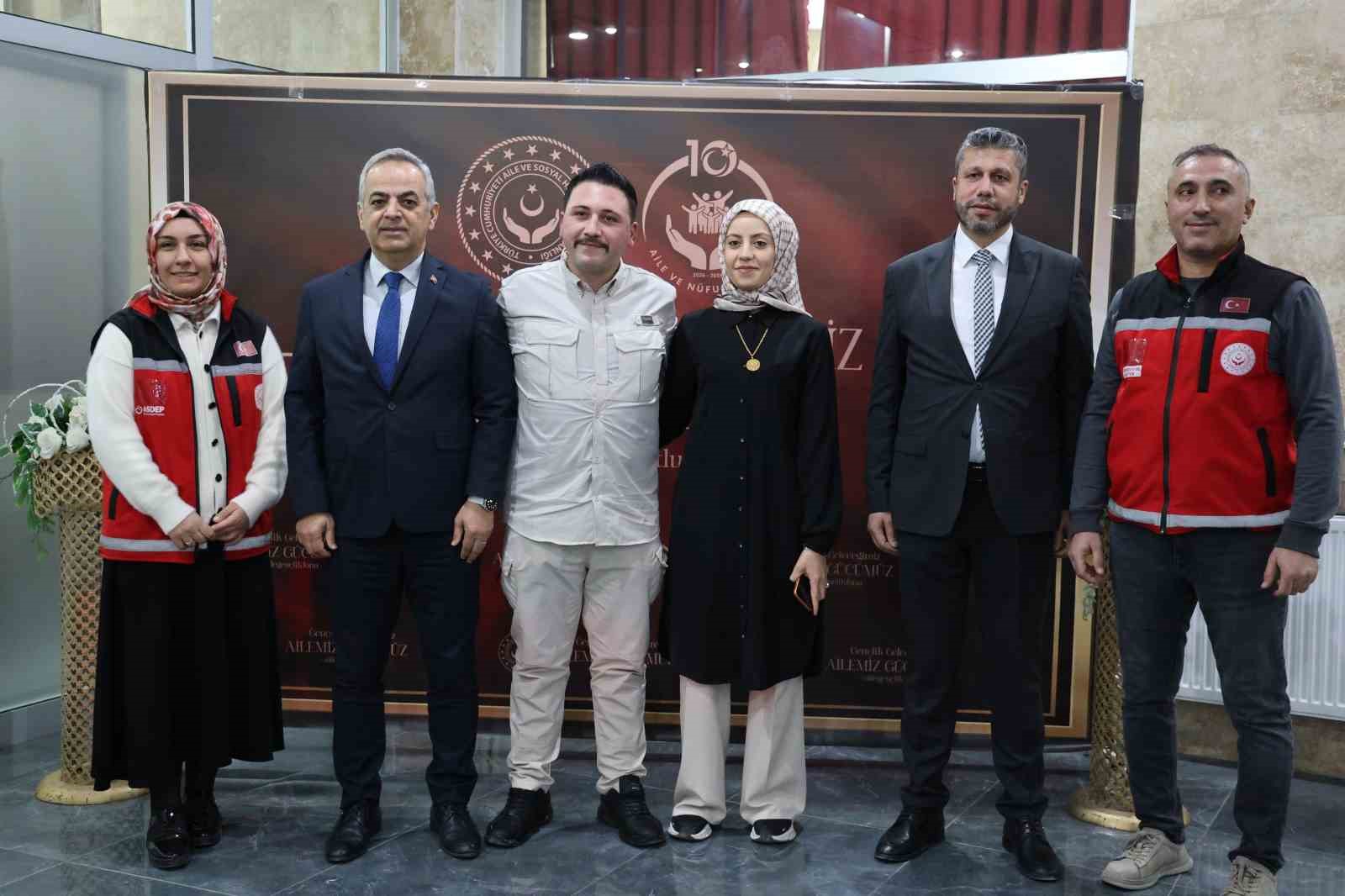 Bakan Göktaş’tan Elazığ’daki genç çiftlere sürpriz telefon: 51 milyon TL’lik dev destek
