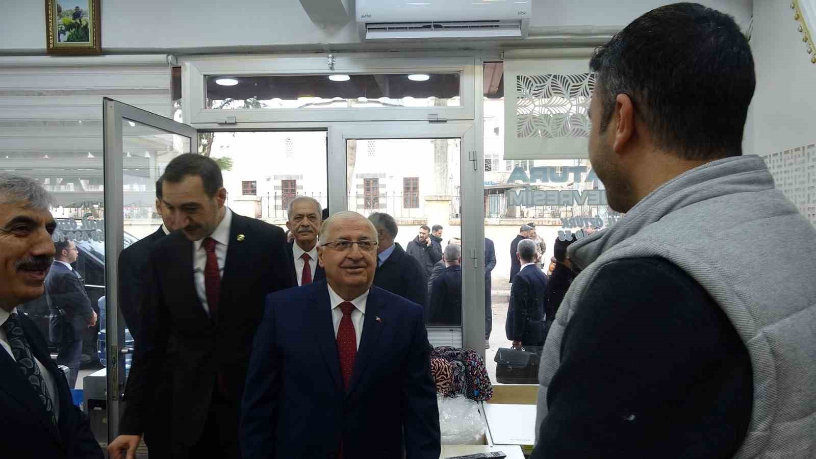 Bakan Güler, Kilis’te esnaf ve vatandaşlarla bir araya geldi
