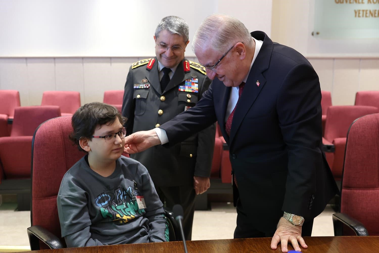 Bakan Güler şehit ve gazilerin çocuklarıyla bir araya geldi
