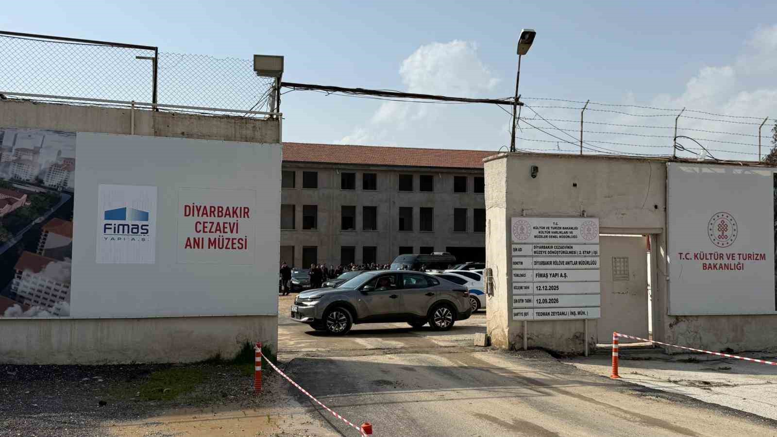 Bakan Gürlek’ten Diyarbakır Adliyesi ve siyasi partilere ziyaret
