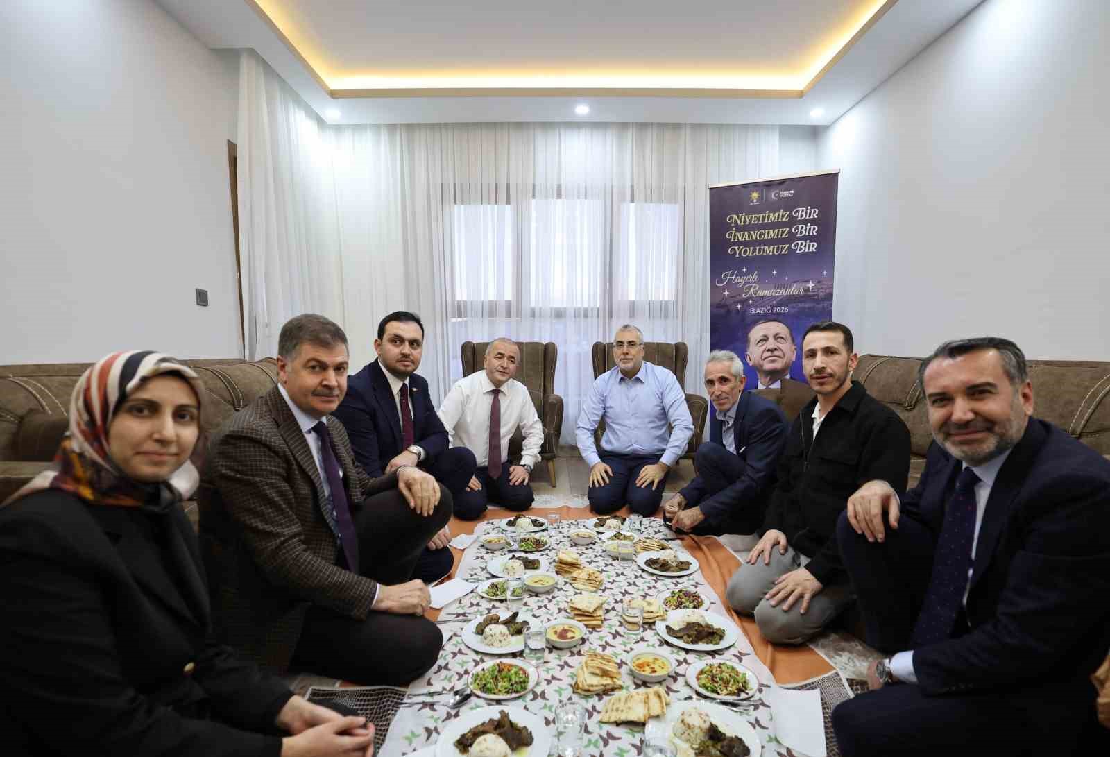 Bakan Işıkhan, evlerine kavuşan depremzede ailenin iftar sofrasına konuk oldu
