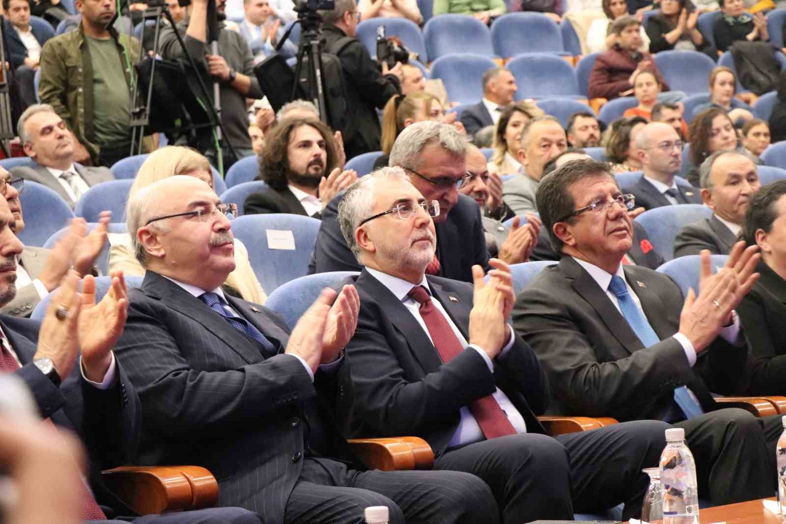 Bakan Işıkhan, gençleri heyecanlandıran müjdeleri ardı ardına verdi
