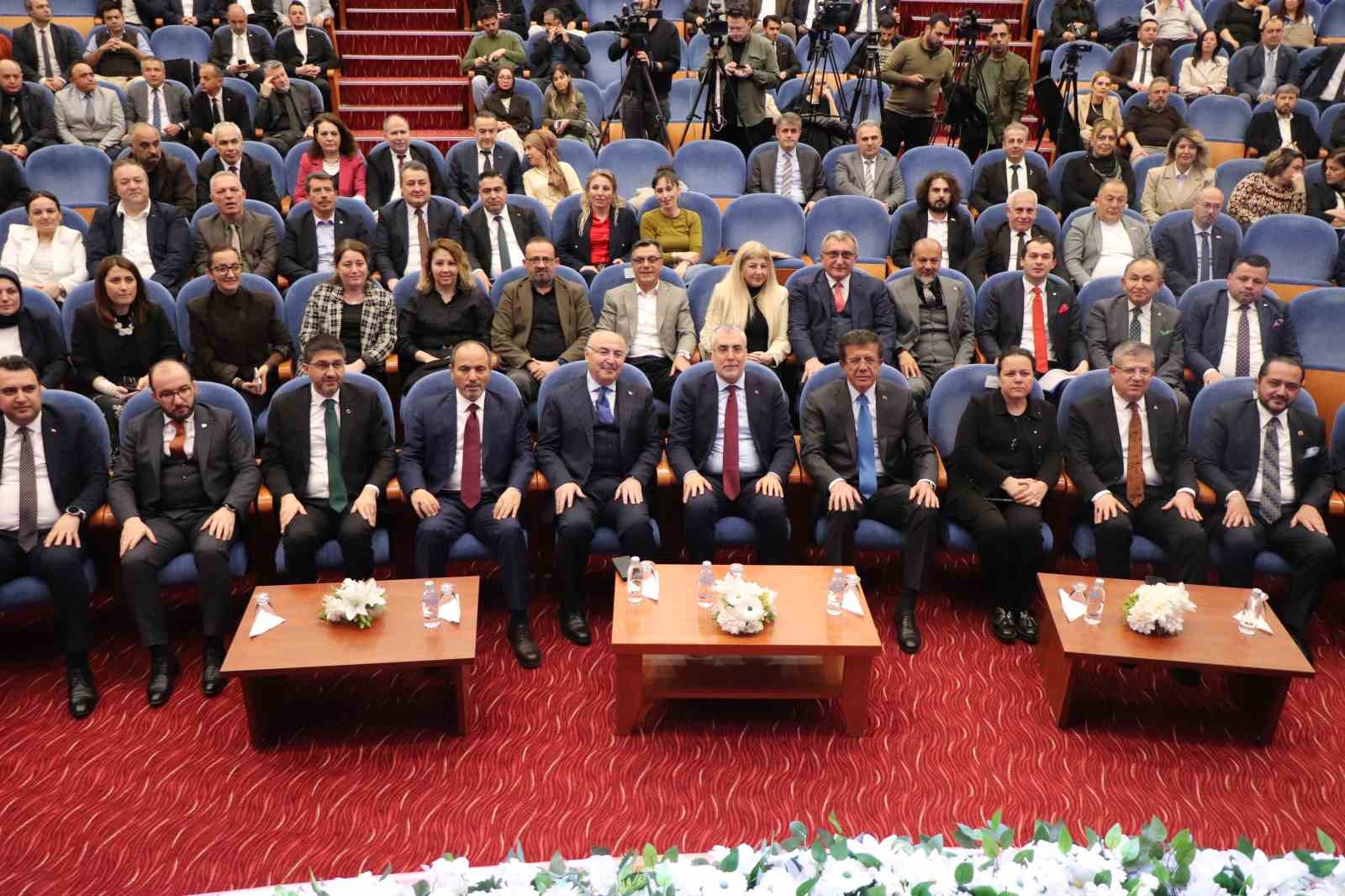 Bakan Işıkhan, gençleri heyecanlandıran müjdeleri ardı ardına verdi
