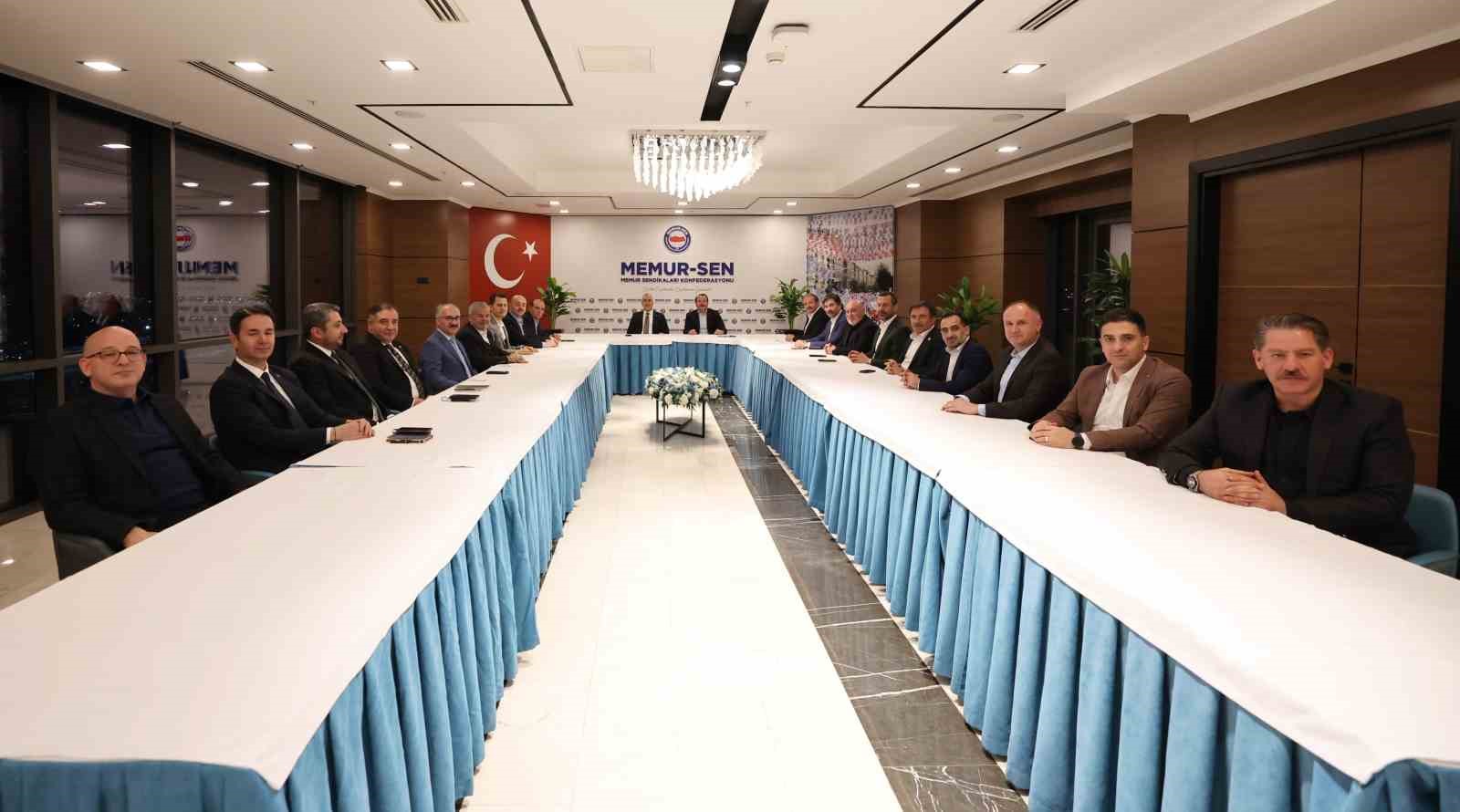 Bakan Işıkhan, Memur-Sen’i ziyaret etti
