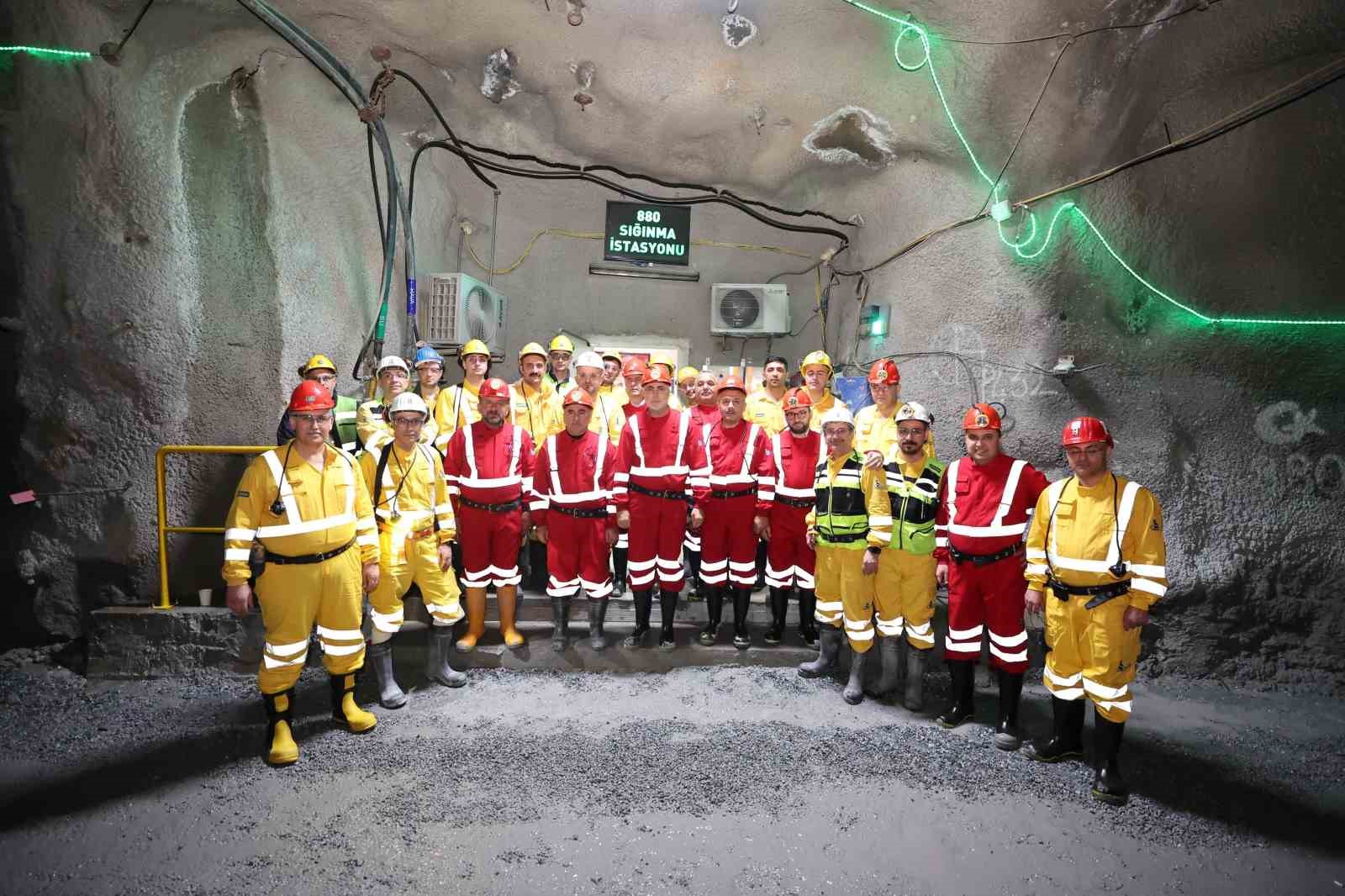 Bakan Işıkhan, yerin 320 metre altında maden işçileriyle sahur yaptı
Bakan Işıkhan, yerin 320 metre altında maden işçileriyle sahur yaptı