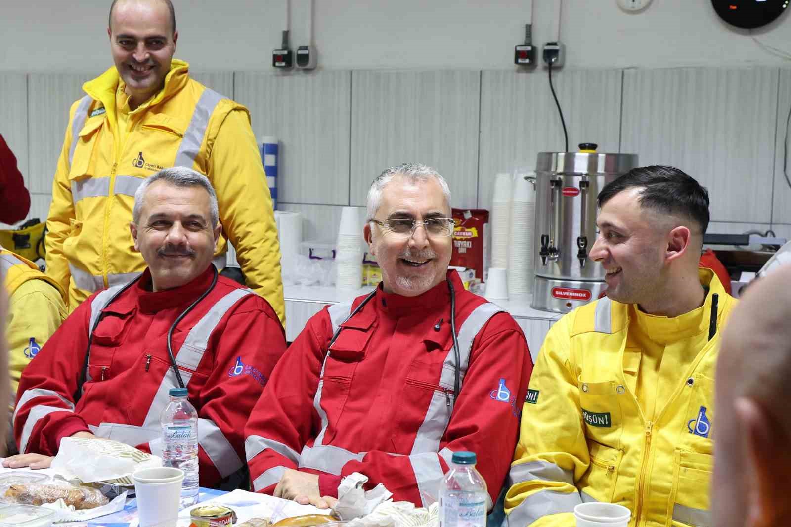 Bakan Işıkhan, yerin 320 metre altında maden işçileriyle sahur yaptı
Bakan Işıkhan, yerin 320 metre altında maden işçileriyle sahur yaptı