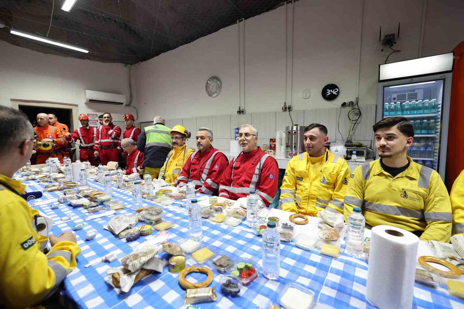 Bakan Işıkhan, yerin 320 metre altında maden işçileriyle sahur yaptı
Bakan Işıkhan, yerin 320 metre altında maden işçileriyle sahur yaptı