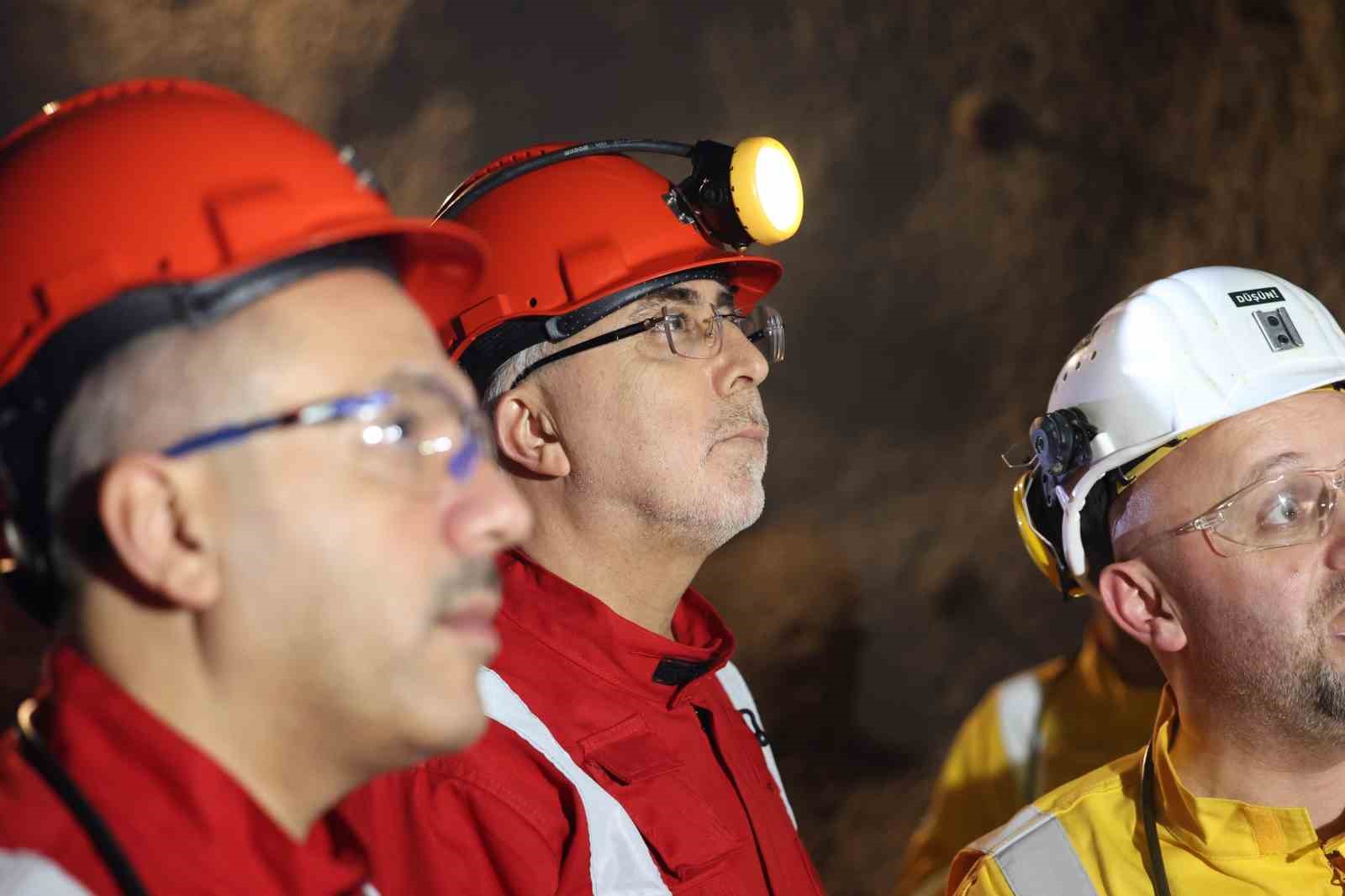 Bakan Işıkhan, yerin 320 metre altında maden işçileriyle sahur yaptı
Bakan Işıkhan, yerin 320 metre altında maden işçileriyle sahur yaptı