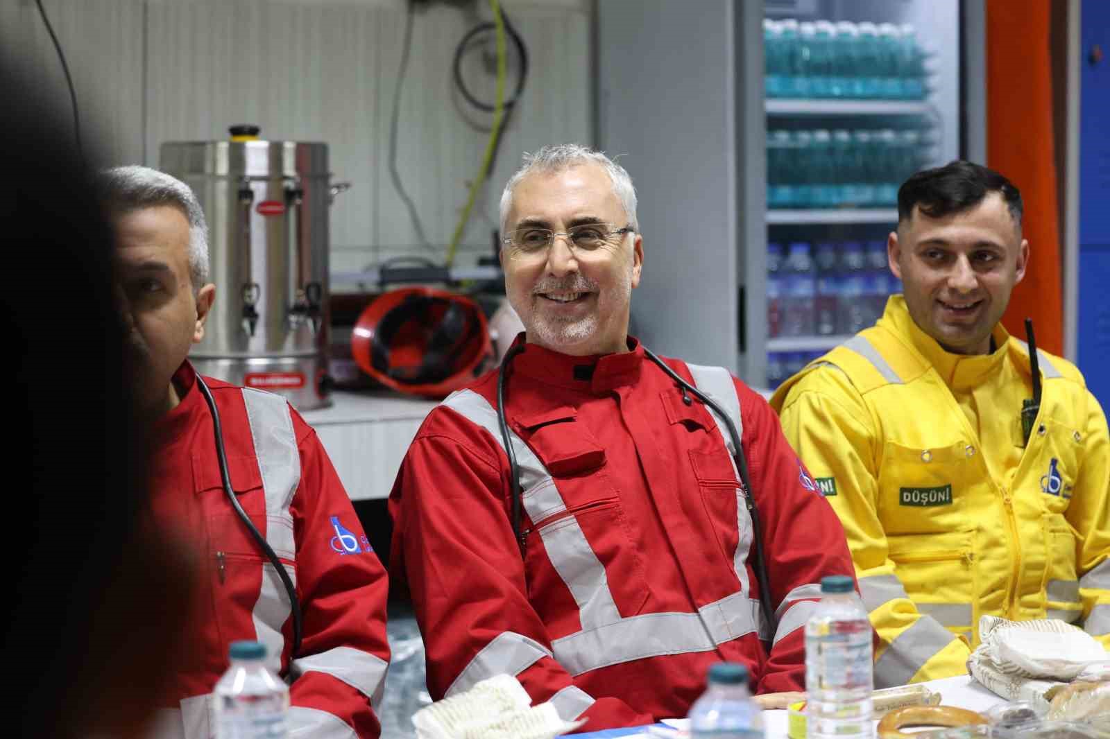 Bakan Işıkhan, yerin 320 metre altında maden işçileriyle sahur yaptı
Bakan Işıkhan, yerin 320 metre altında maden işçileriyle sahur yaptı