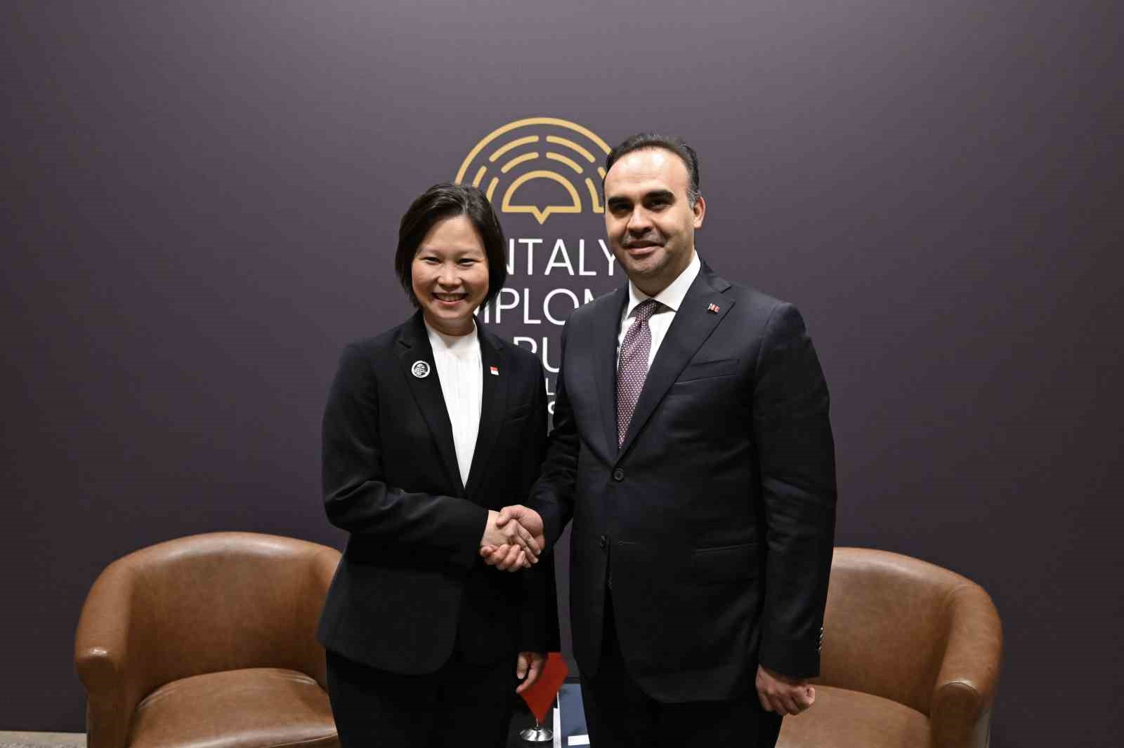 Bakan Kacır, 5. Antalya Diploması Forumu’nda çeşitli ülkelerden üst düzey isimlerle bir araya geldi
