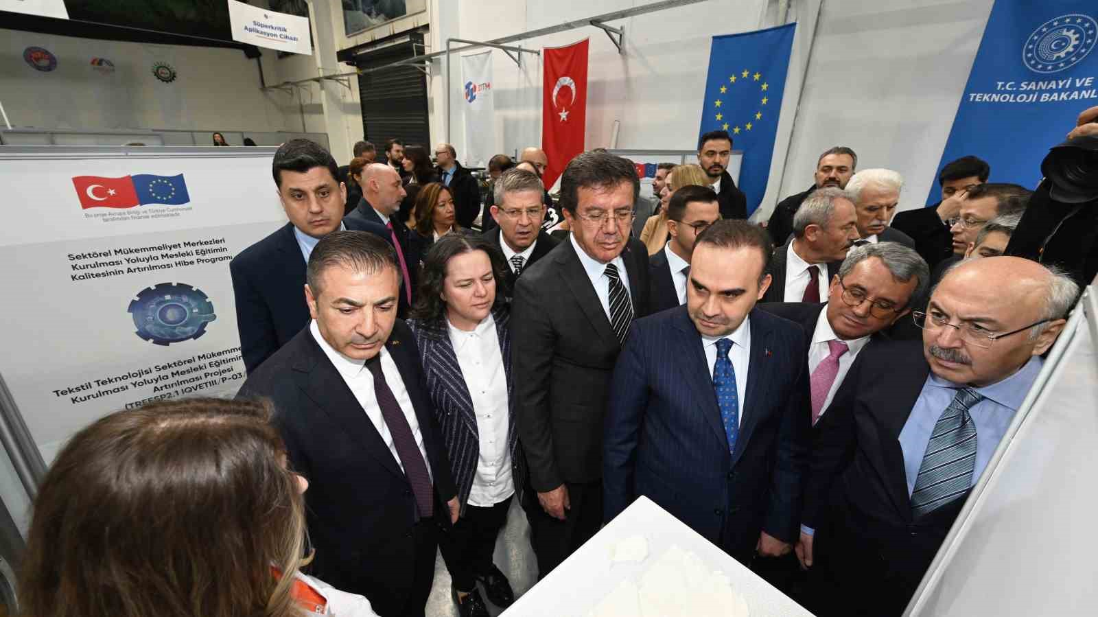 Bakan Kacır, DTO’nun Teknik Tekstil Merkezini inceledi
