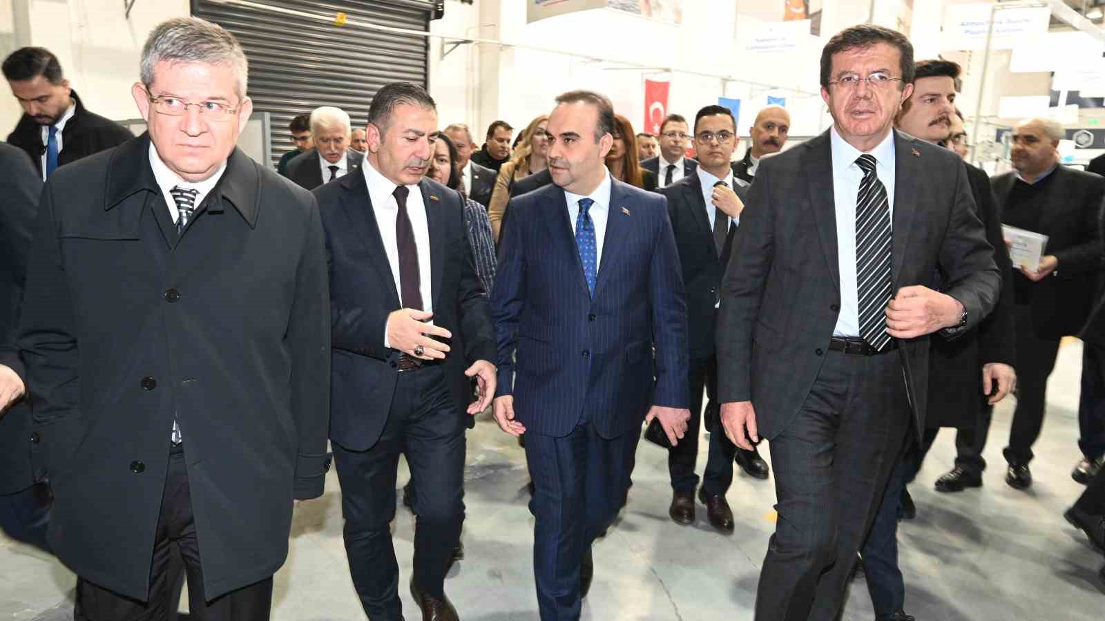 Bakan Kacır, DTO’nun Teknik Tekstil Merkezini inceledi
