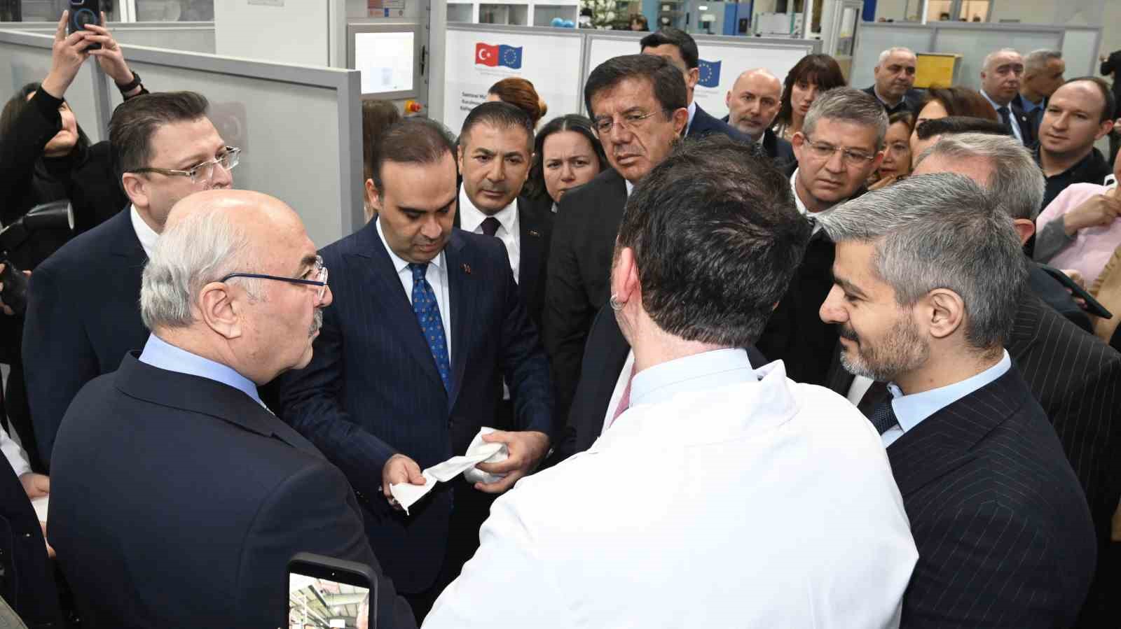 Bakan Kacır, DTO’nun Teknik Tekstil Merkezini inceledi
