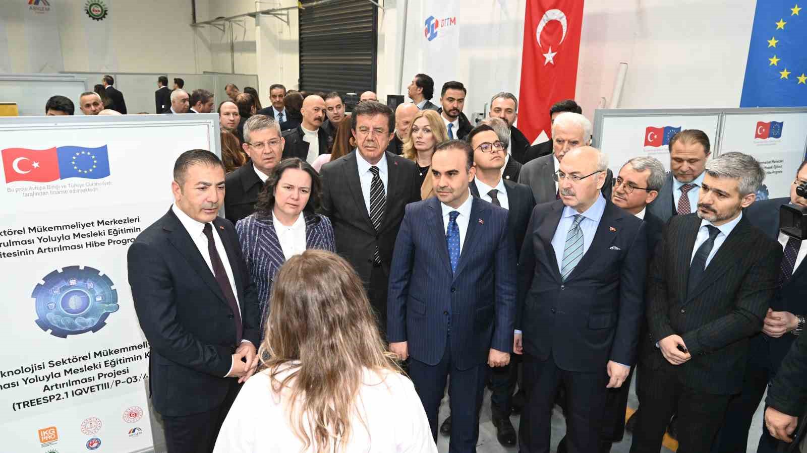 Bakan Kacır, DTO’nun Teknik Tekstil Merkezini inceledi
