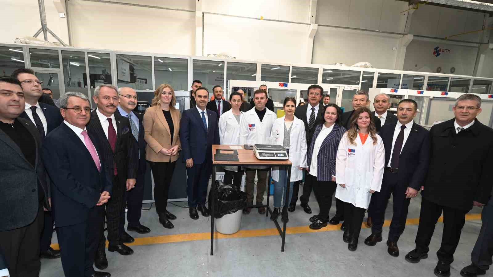 Bakan Kacır, DTO’nun Teknik Tekstil Merkezini inceledi
