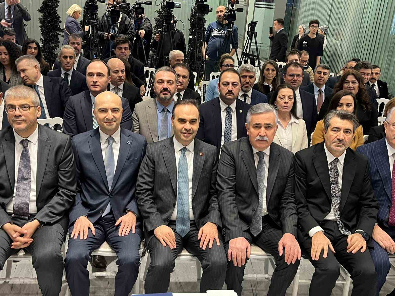 Bakan Kacır: "Etrafı ateş çemberiyle sarılı zor bir coğrafyada yer alan Türkiye, istikrar ve güven adresi olarak fırtınalara göğüs geriyor"
