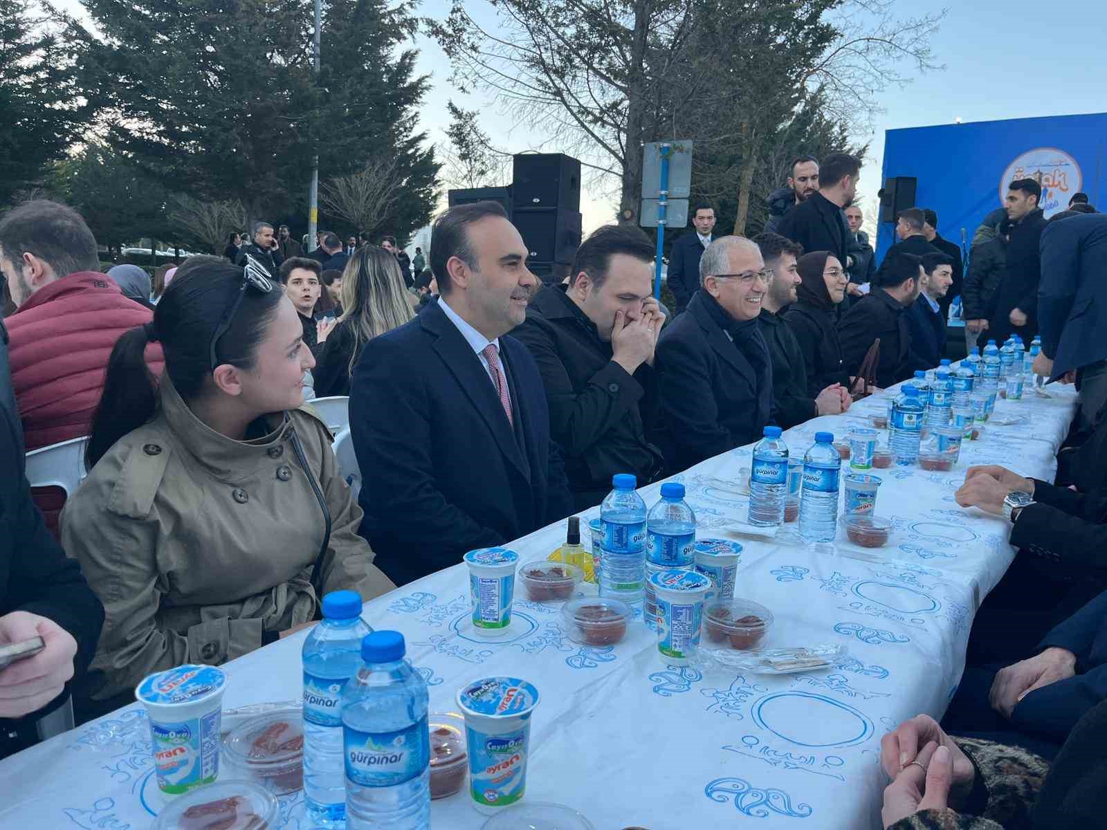 Bakan Kacır, Kocaeli’de üniversite öğrencileriyle iftarda buluştu
Bakan Kacır, Kocaeli’de üniversite öğrencileriyle iftarda buluştu