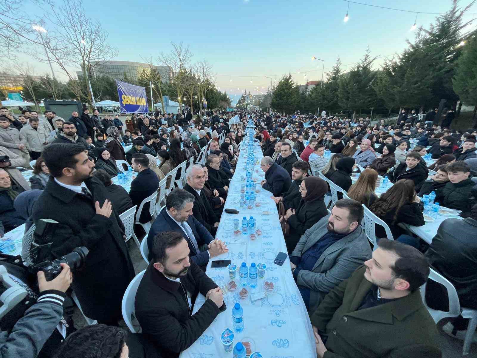 Bakan Kacır, Kocaeli’de üniversite öğrencileriyle iftarda buluştu
Bakan Kacır, Kocaeli’de üniversite öğrencileriyle iftarda buluştu
