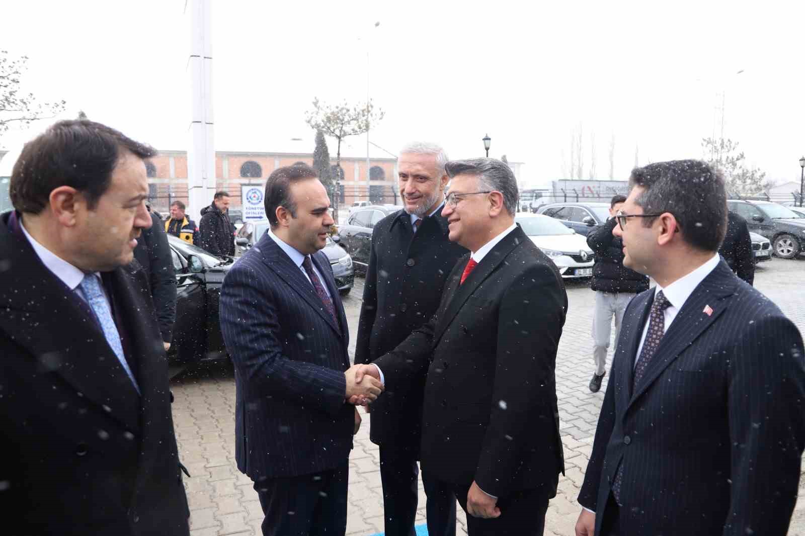 Bakan Kacır: "Kütahya’yı teknoloji ve inovasyonda lider şehirlerden biri haline getireceğiz"
Bakan Kacır: "Kütahya’yı teknoloji ve inovasyonda lider şehirlerden biri haline getireceğiz"