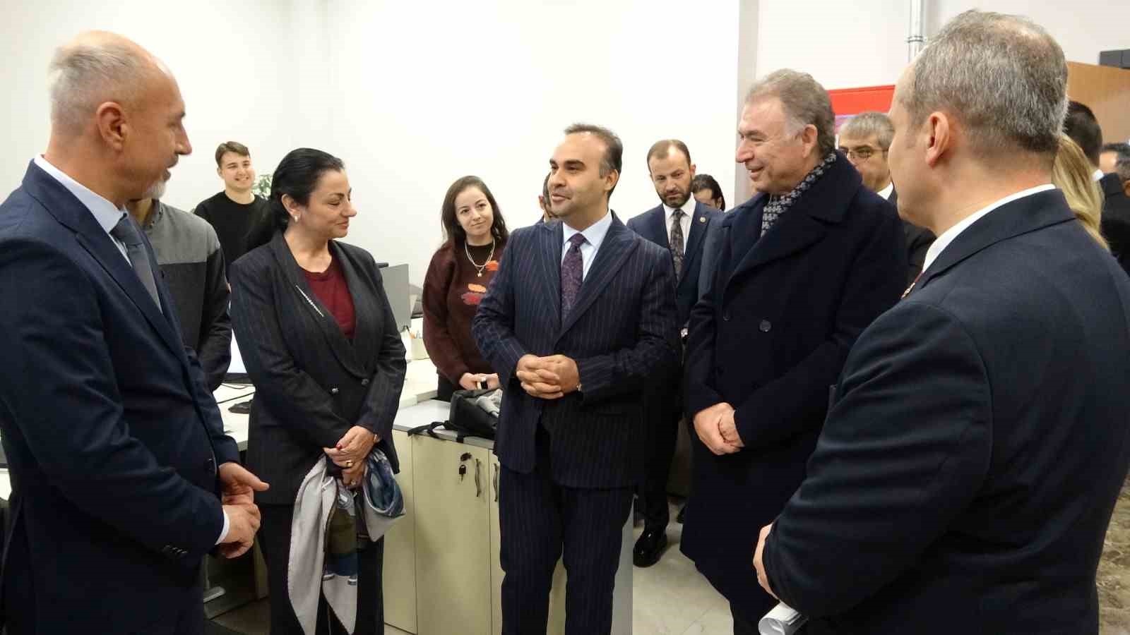 Bakan Kacır: "Kütahya’yı teknoloji ve inovasyonda lider şehirlerden biri haline getireceğiz"
Bakan Kacır: "Kütahya’yı teknoloji ve inovasyonda lider şehirlerden biri haline getireceğiz"