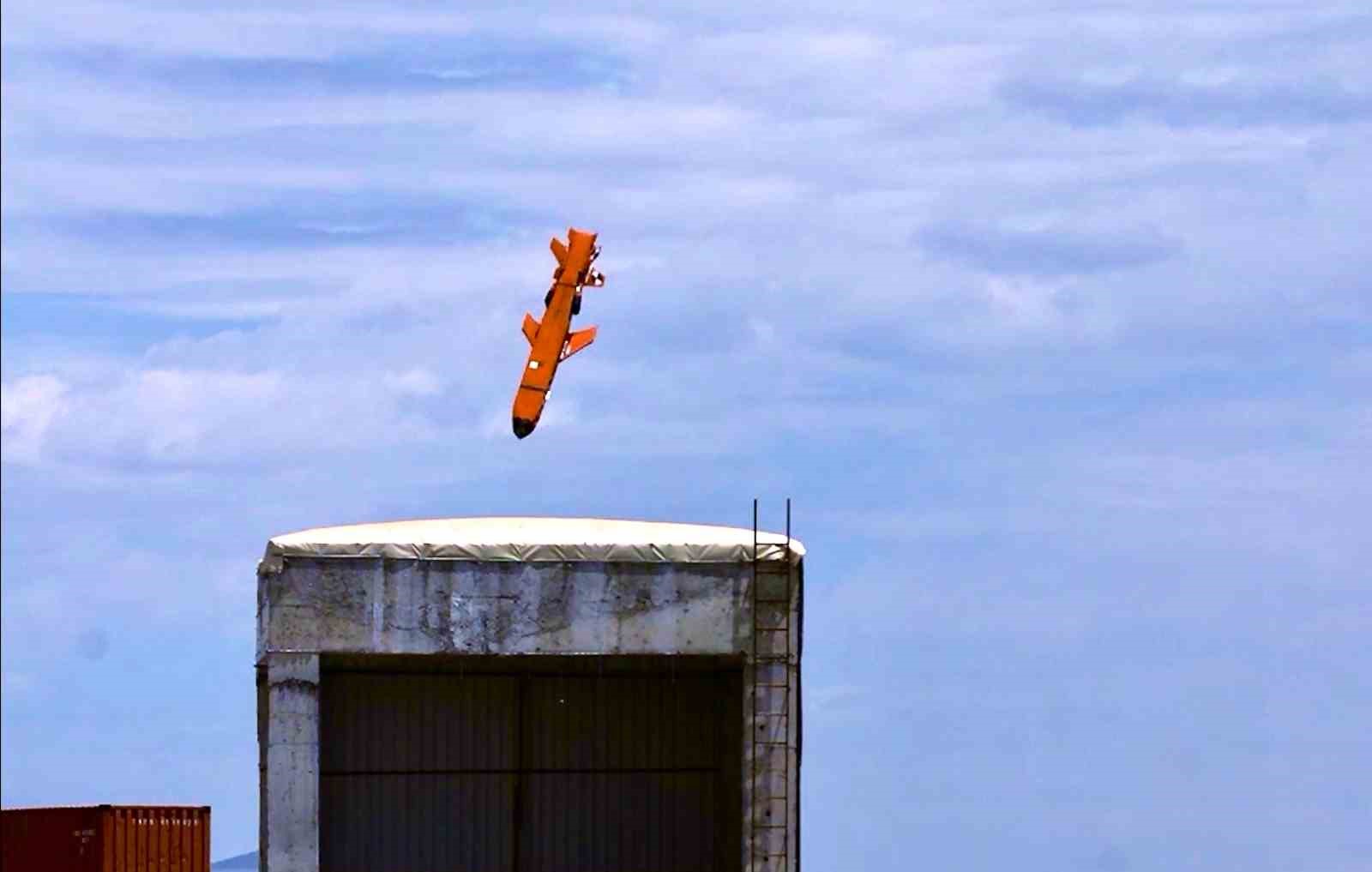 Bakan Kacır: "Milli seyir füzemiz SOMJ, canlı harp başlığıyla gerçekleştirilen son atış testinde hedefini tam isabetle vurdu"
