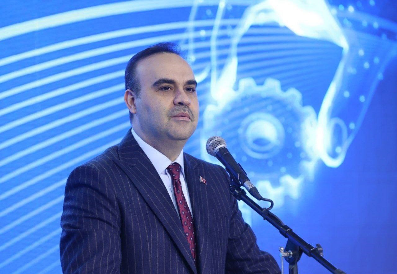 Bakan Kacır: "Milli seyir füzemiz SOMJ, canlı harp başlığıyla gerçekleştirilen son atış testinde hedefini tam isabetle vurdu"
