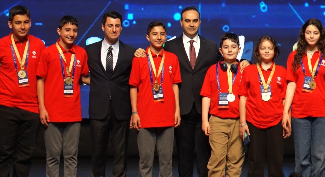 Bakan Kacır: "Türk gençliği, tam bağımsız ve müreffeh Türkiye’yi kararlılıkla inşa edecektir"
