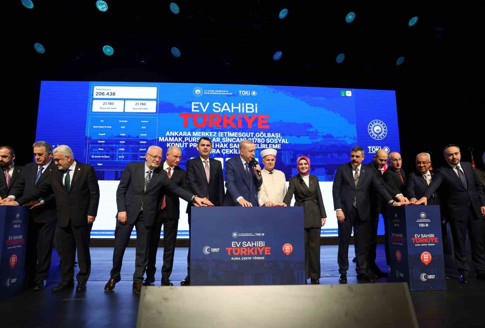 Bakan Kurum: "500 bin sosyal konutumuz bitecek, hayaller ertelenmeyecek, Türkiye kazanacak"
Bakan Kurum: "500 bin sosyal konutumuz bitecek, hayaller ertelenmeyecek, Türkiye kazanacak"