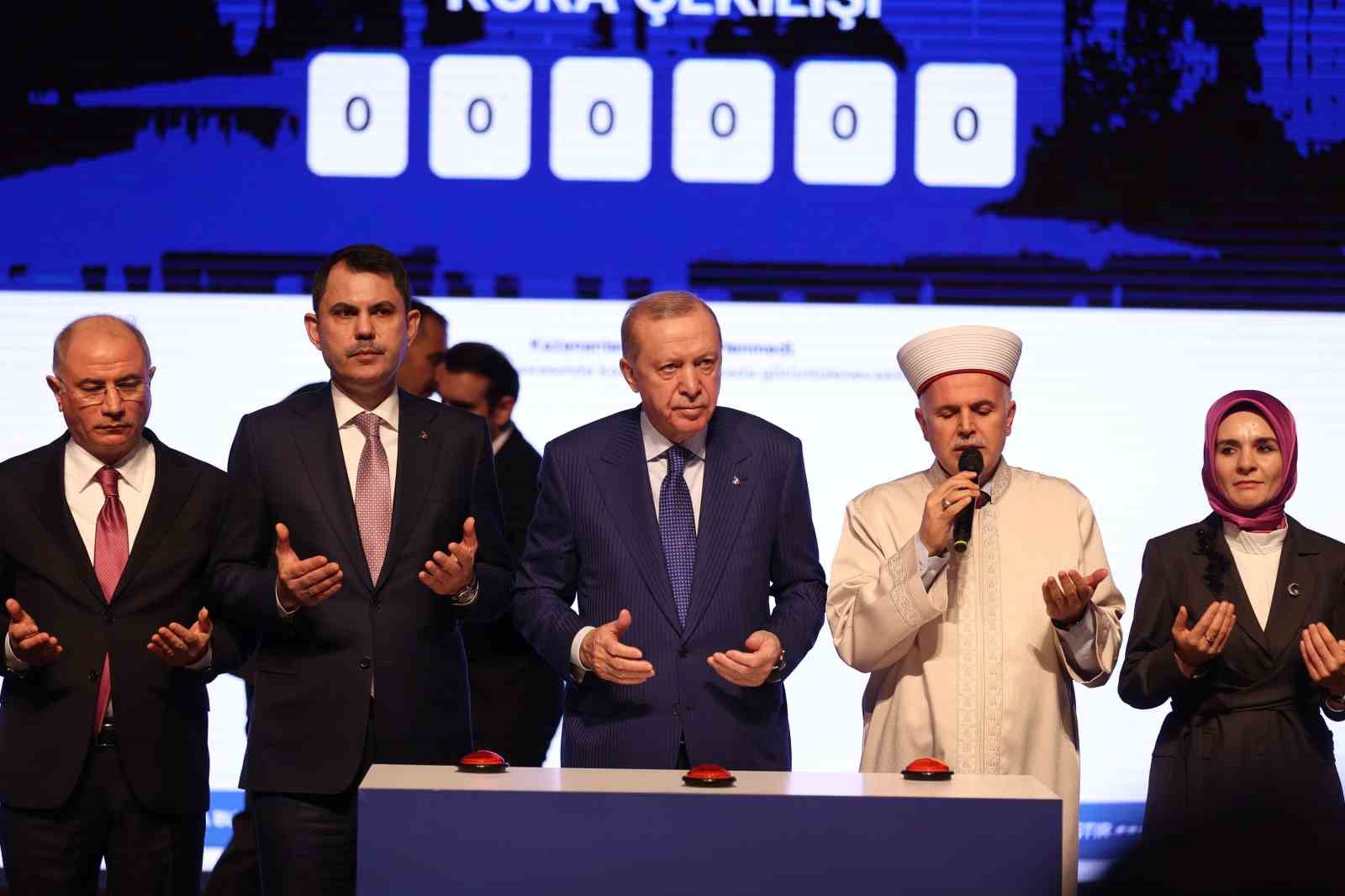 Bakan Kurum: "500 bin sosyal konutumuz bitecek, hayaller ertelenmeyecek, Türkiye kazanacak"
Bakan Kurum: "500 bin sosyal konutumuz bitecek, hayaller ertelenmeyecek, Türkiye kazanacak"
