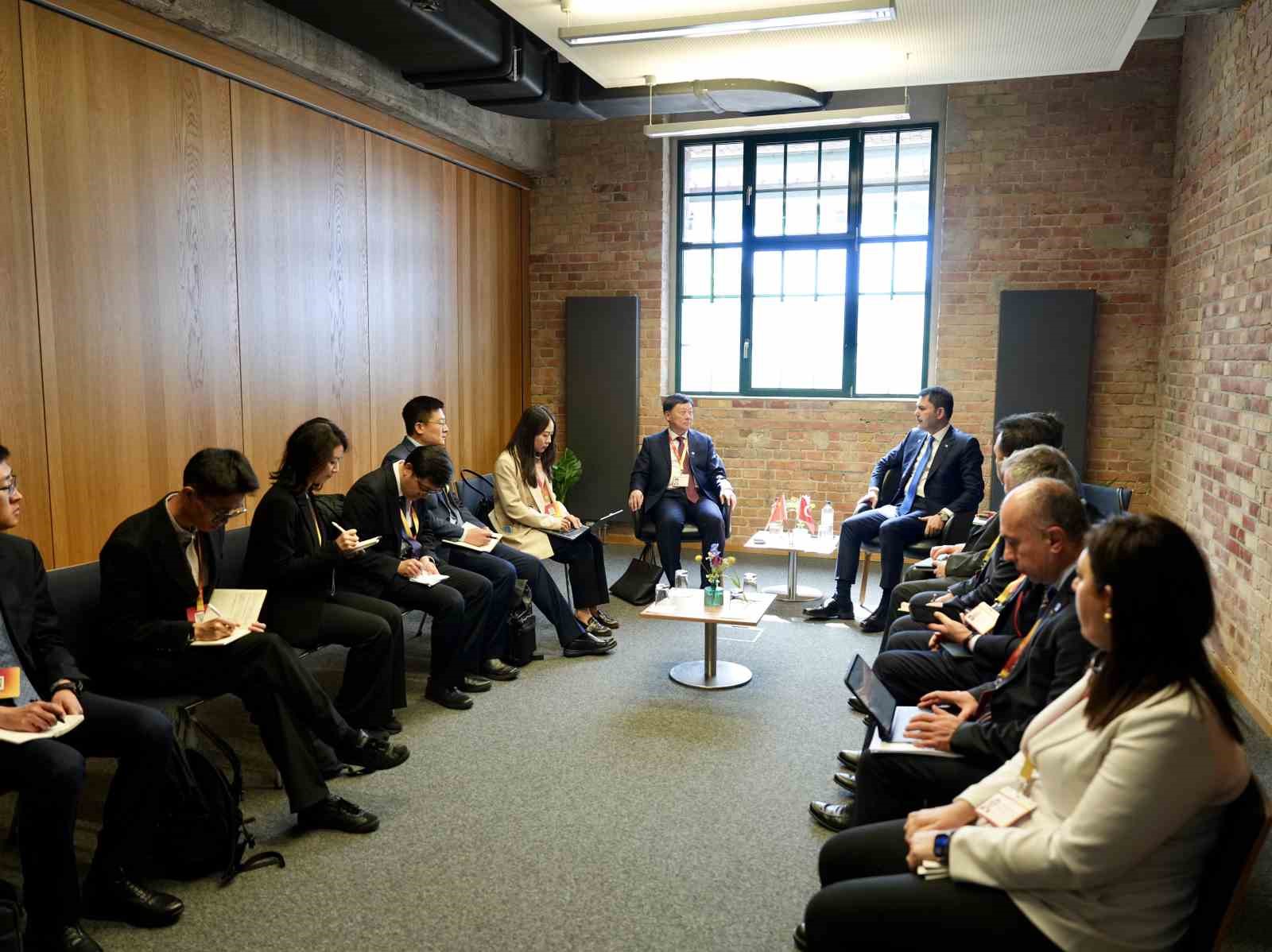 Bakan Kurum, Almanya Başbakanı Merz ile bir araya geldi
