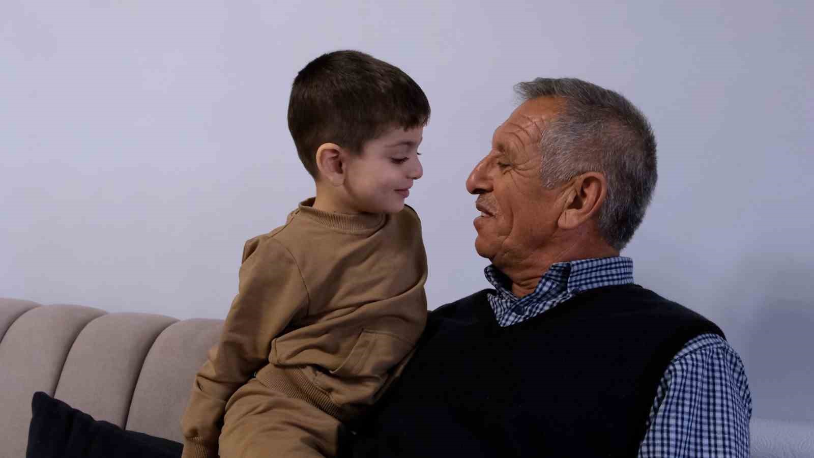 Bakan Kurum depremzede küçük Yusuf ve dedesinin yeniden başlayan hikayesini paylaştı
