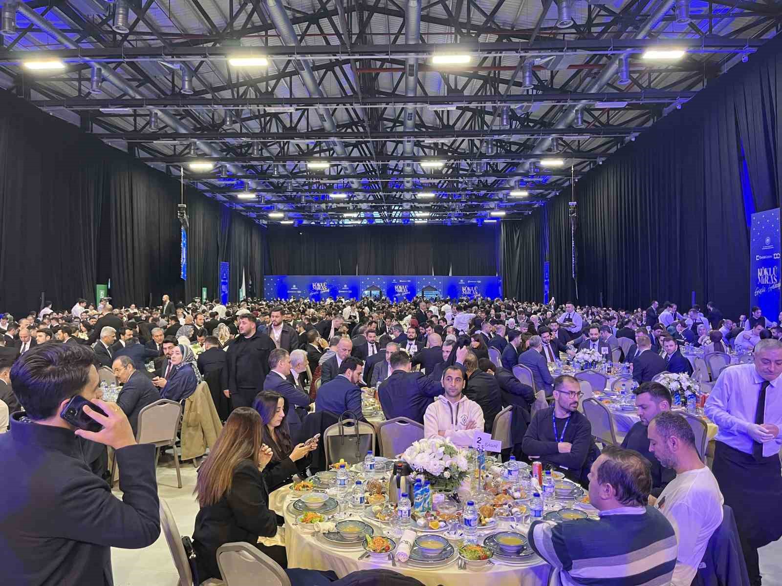 Bakan Kurum: "Devlet ve millet el ele vererek, asrın felaketini, asrın dayanışmasına dönüştüren büyük bir seferberlik başlattık"
