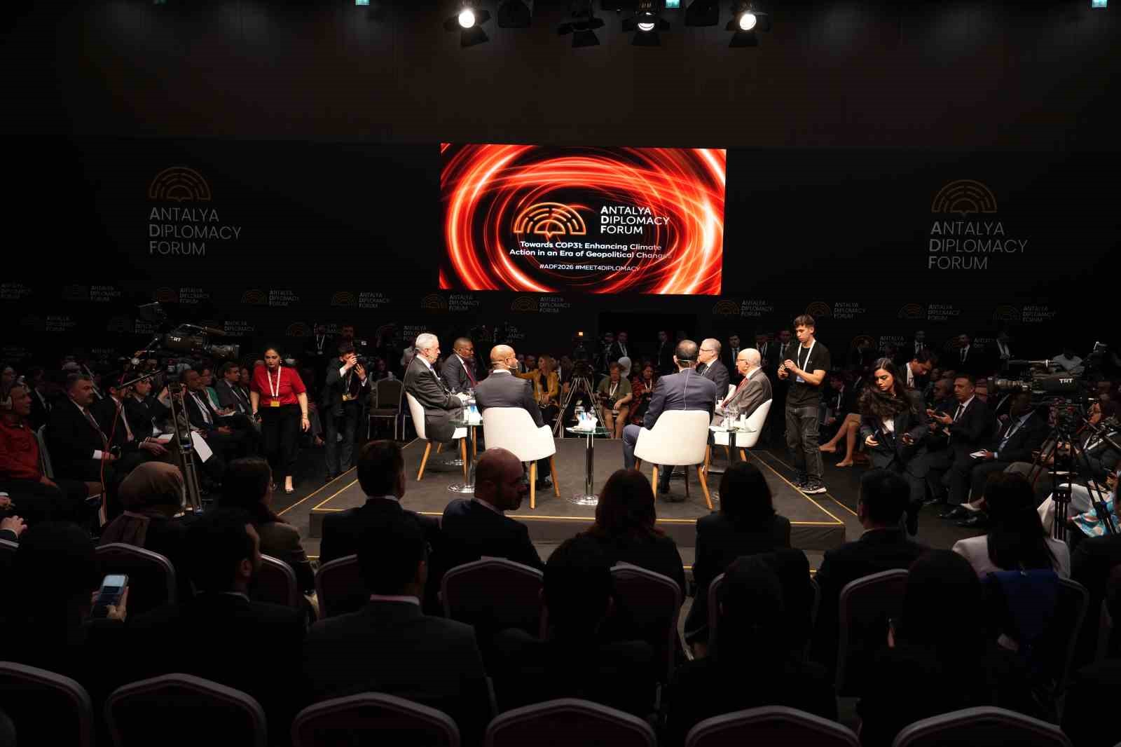 Bakan Kurum: "Fosil yakıtlardan uzaklaşmak zorundayız"
