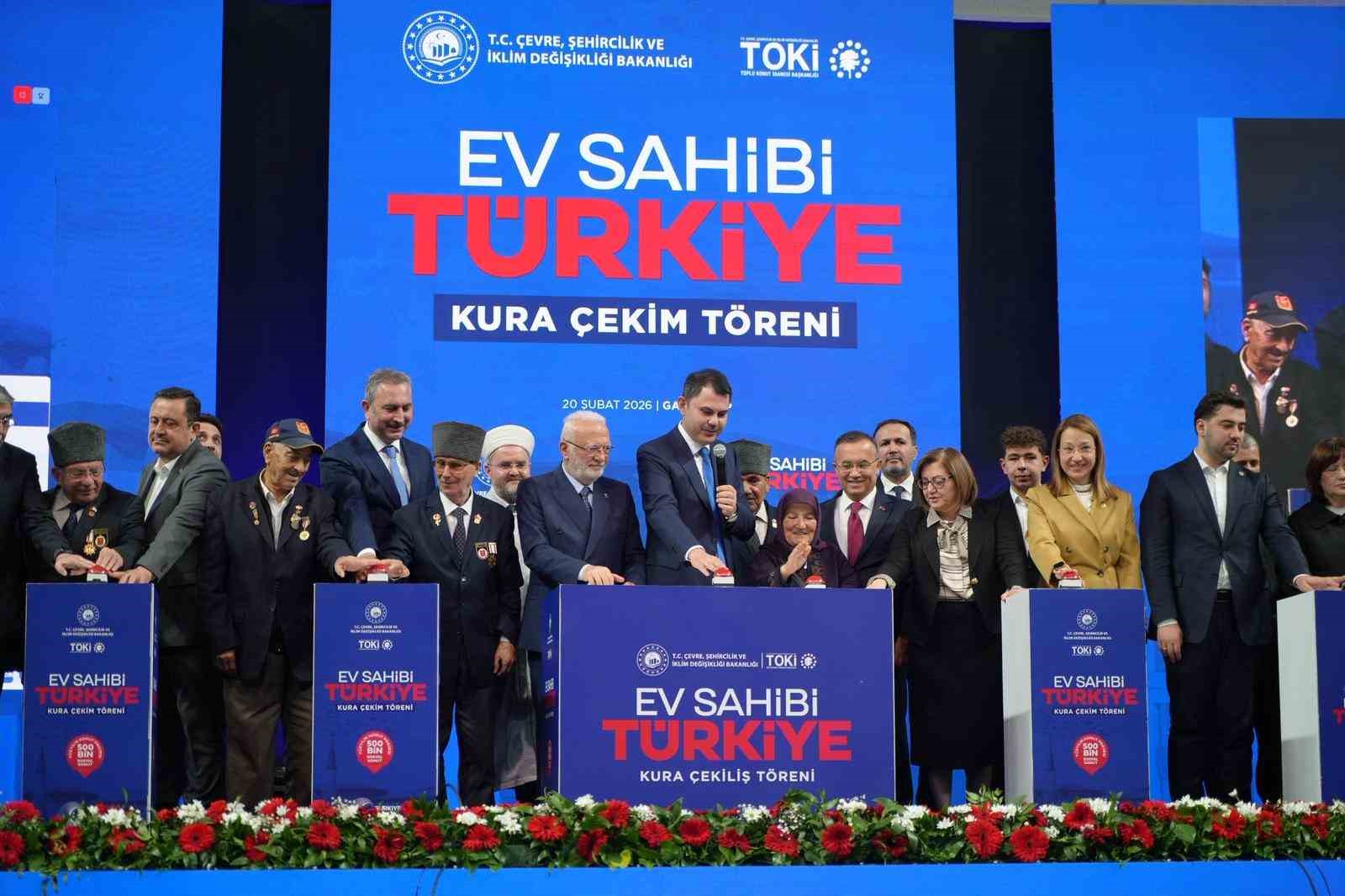 Bakan Kurum: "Muhalefet, ‘deprem bölgesine çöp kutusu gönderdim’ diye övünüyor, 455 bin yuvayı beğenmiyor"
