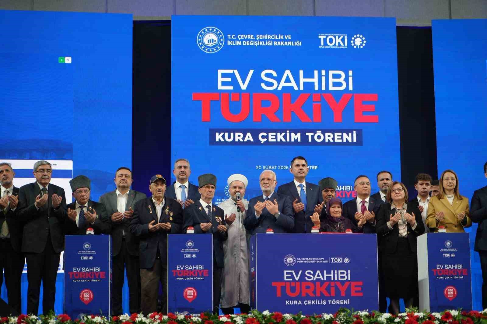 Bakan Kurum: "Muhalefet, ‘deprem bölgesine çöp kutusu gönderdim’ diye övünüyor, 455 bin yuvayı beğenmiyor"
