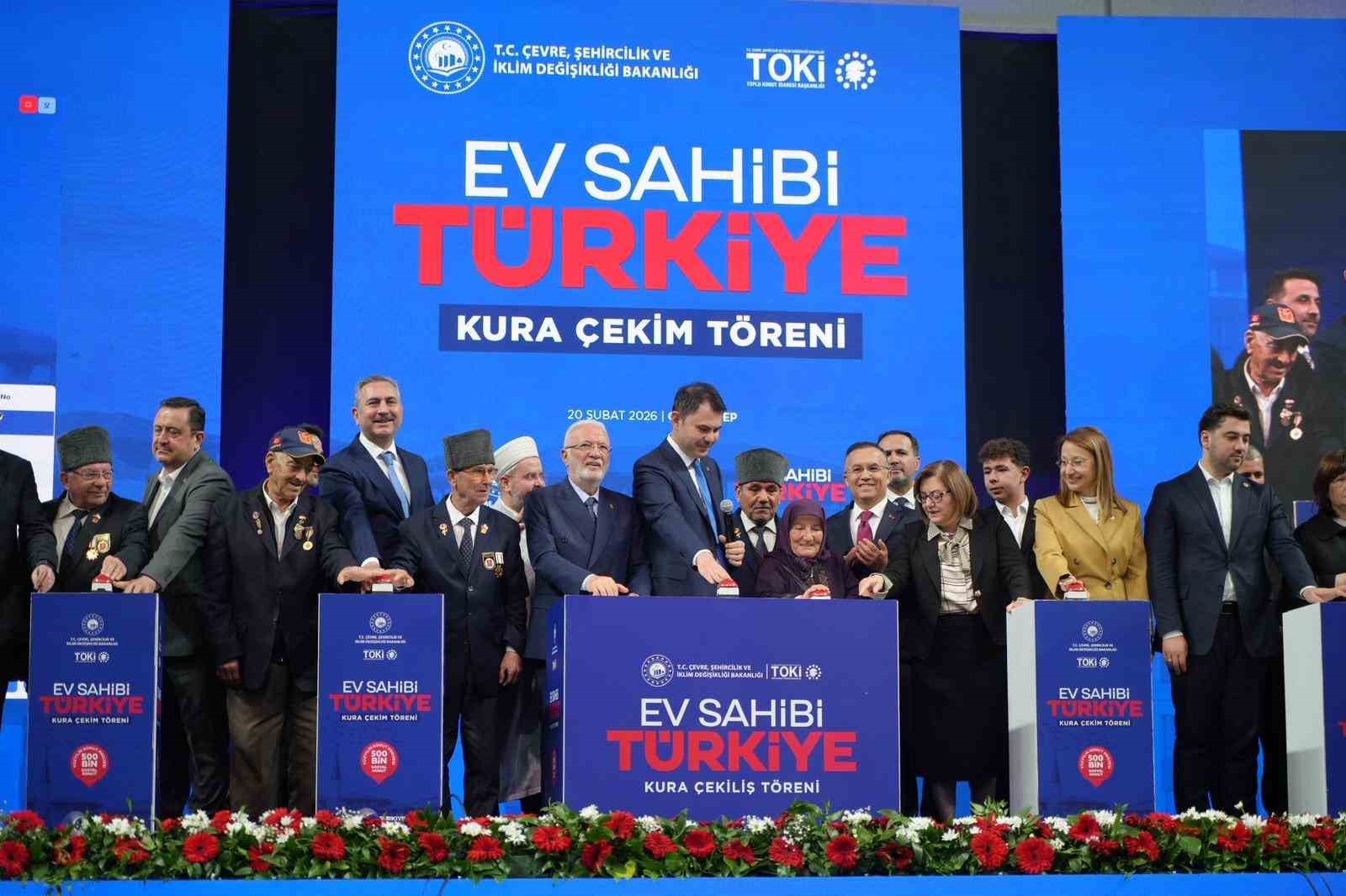 Bakan Kurum: "Muhalefet, ‘deprem bölgesine çöp kutusu gönderdim’ diye övünüyor, 455 bin yuvayı beğenmiyor"
