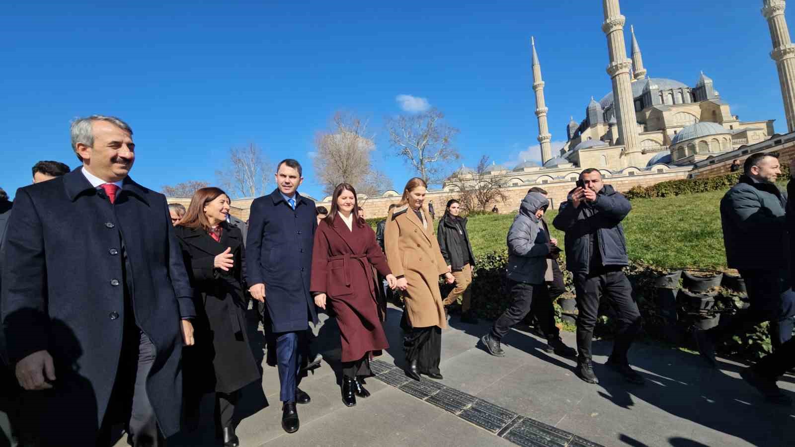 Bakan Kurum, restorasyonu tamamlanan Selimiye Camii’ni ziyaret etti
Bakan Kurum, restorasyonu tamamlanan Selimiye Camii’ni ziyaret etti
