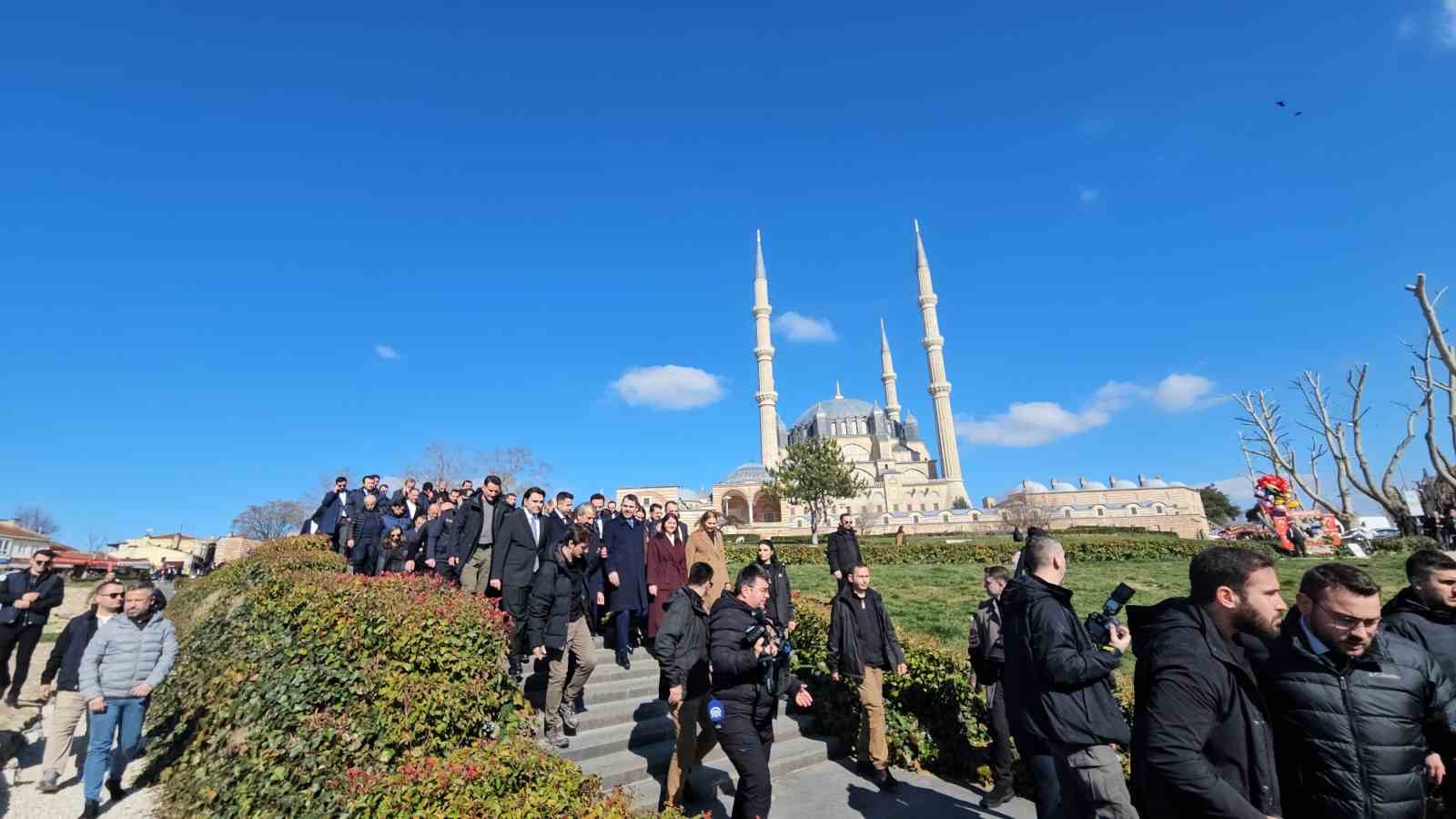 Bakan Kurum, restorasyonu tamamlanan Selimiye Camii’ni ziyaret etti
Bakan Kurum, restorasyonu tamamlanan Selimiye Camii’ni ziyaret etti