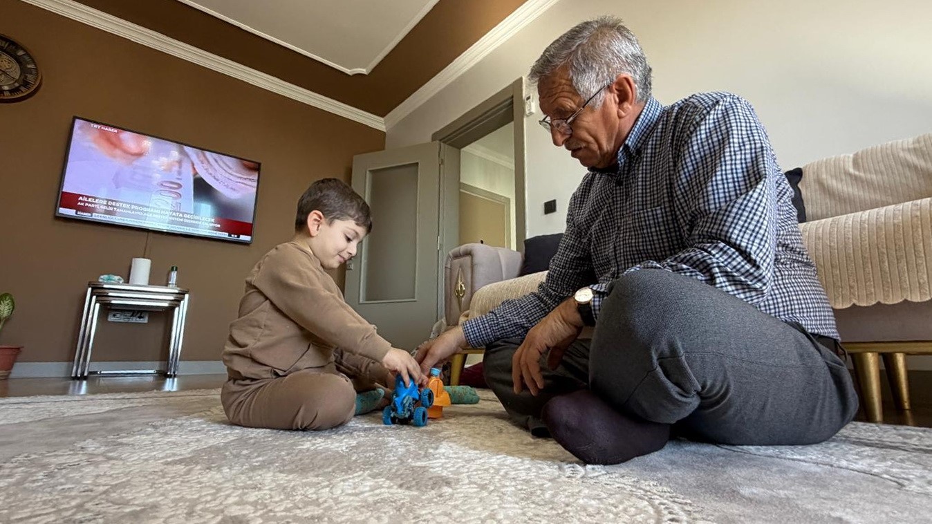 Bakan Kurum’un hikayesini paylaştığı dede ve torun deprem anlarını anlattı
