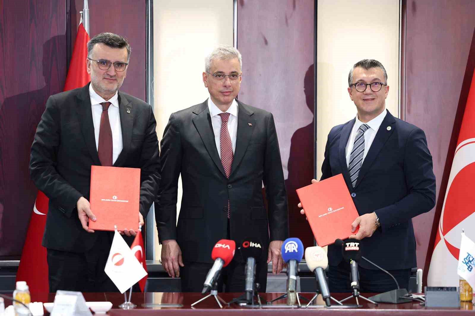 Bakan Memişoğlu: "ODTÜ gibi bilim yuvalarımızın desteğiyle sağlık sanayisini dünyanın en iyi teknolojisi haline getireceğiz"
