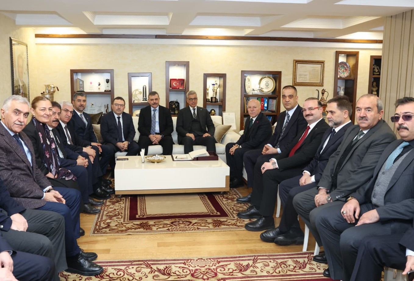 Bakan Memişoğlu ve Rektör Hacımüftüoğlu bir arada: Sağlık yatırımları ve üniversite projelerine tam destek
