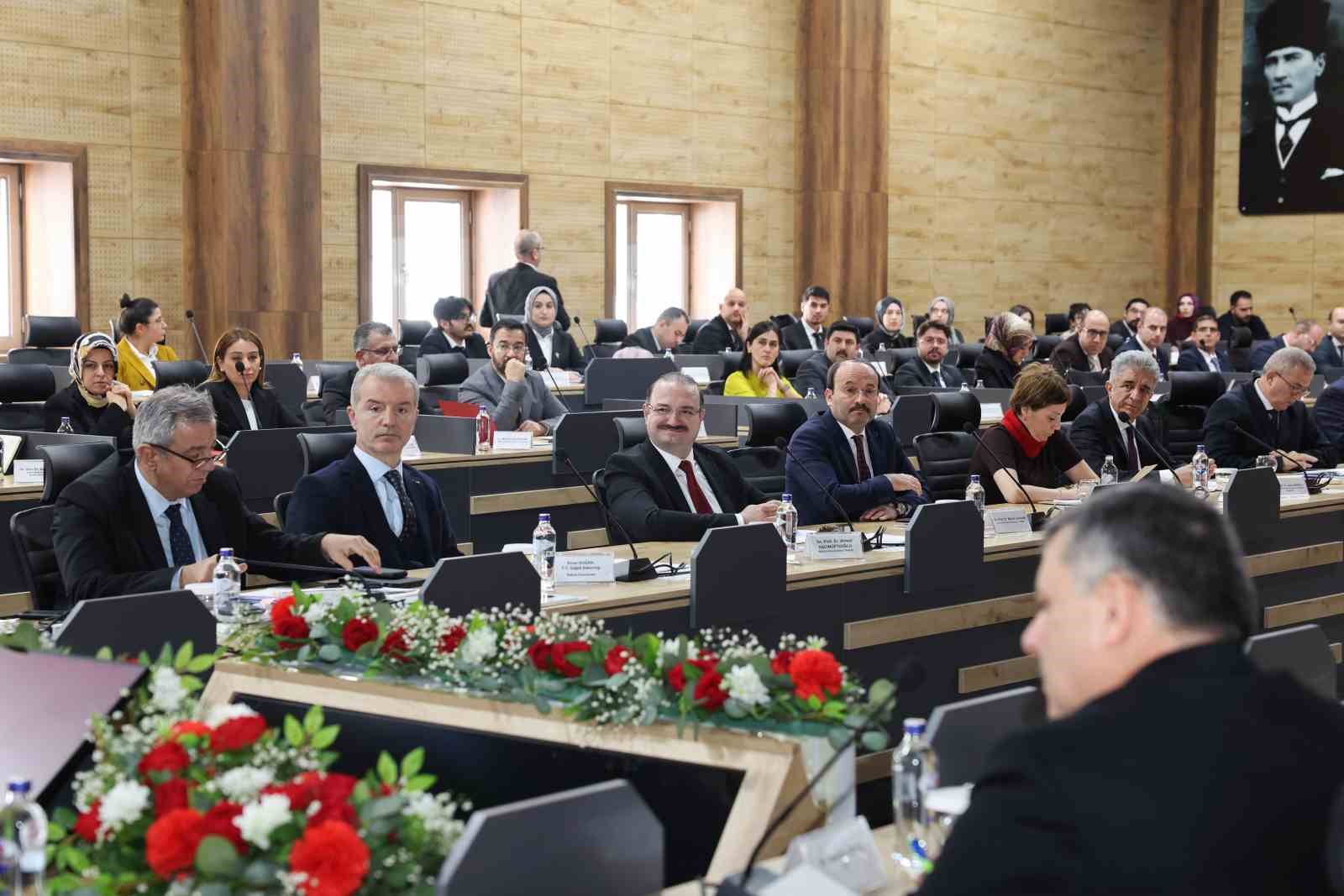 Bakan Memişoğlu ve Rektör Hacımüftüoğlu bir arada: Sağlık yatırımları ve üniversite projelerine tam destek
