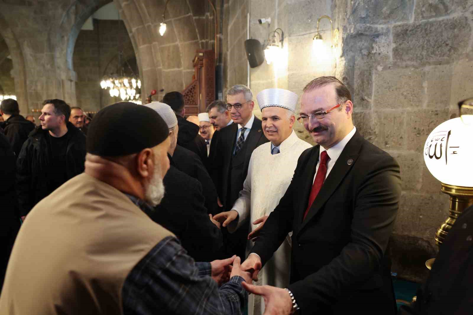 Bakan Memişoğlu ve Rektör Hacımüftüoğlu bir arada: Sağlık yatırımları ve üniversite projelerine tam destek
