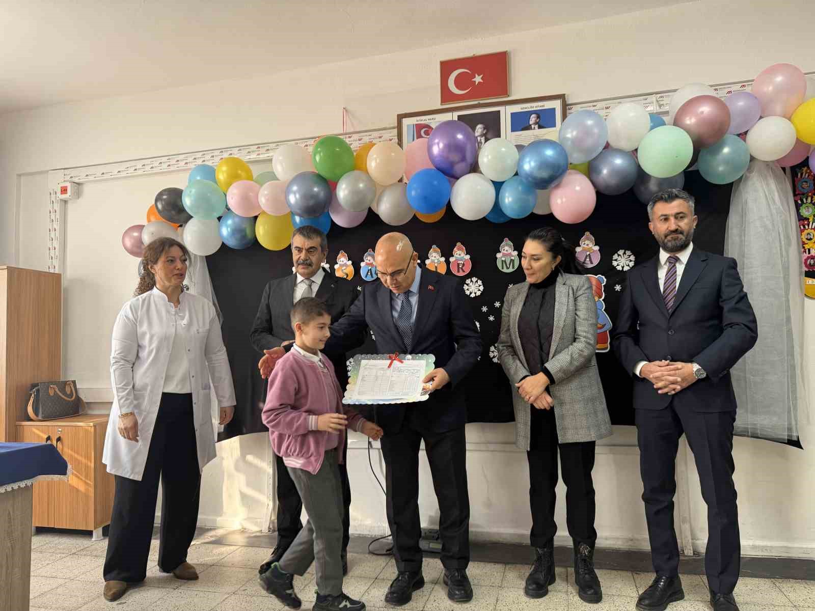 Bakan Tekin, Ağrı’da öğrencilerin karne heyecanına ortak oldu
