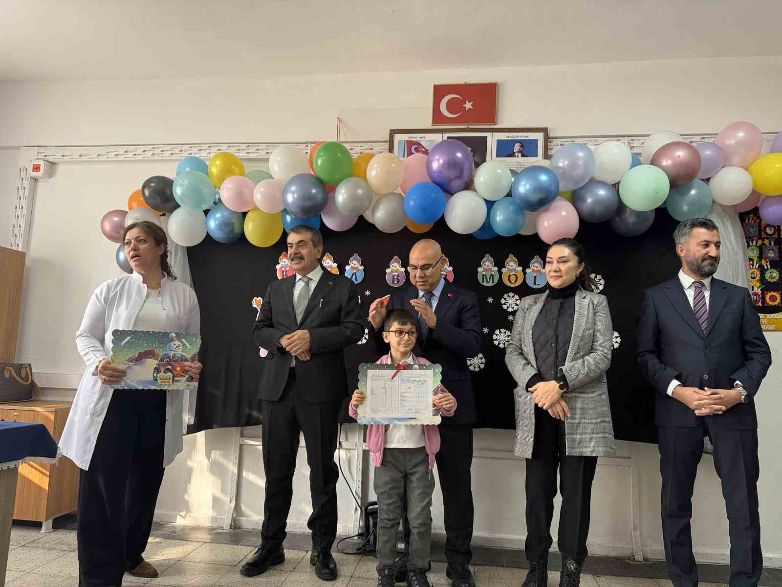 Bakan Tekin, Ağrı’da öğrencilerin karne heyecanına ortak oldu
