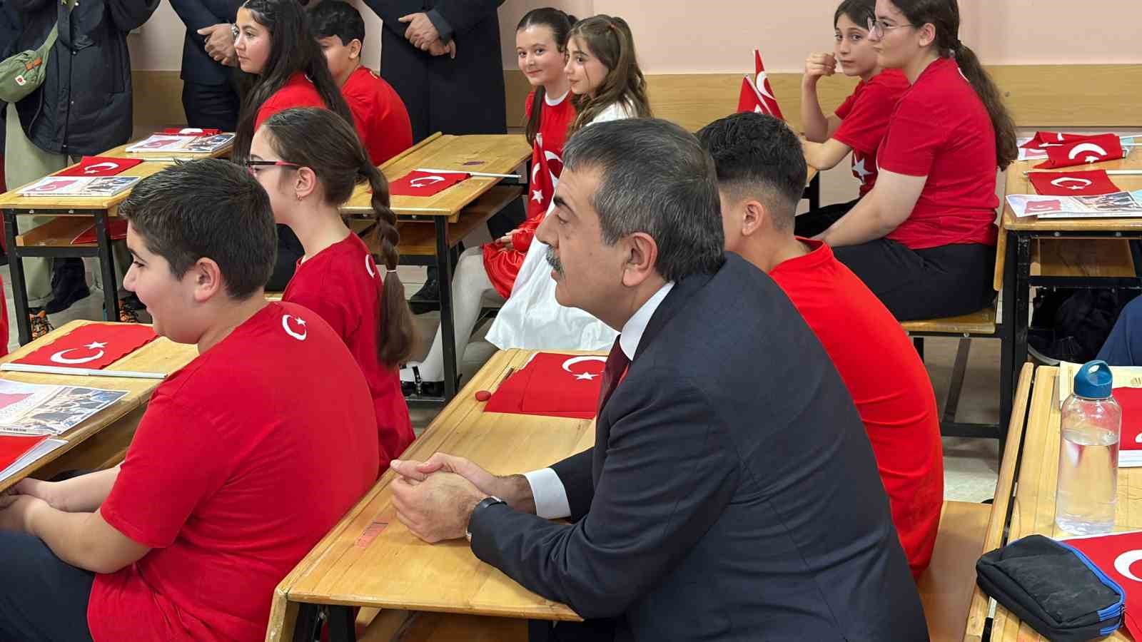 Bakan Tekin: "Bağımsızlığımızın asıl savunucusu bireyleri yetiştirmek bizim işimiz"
