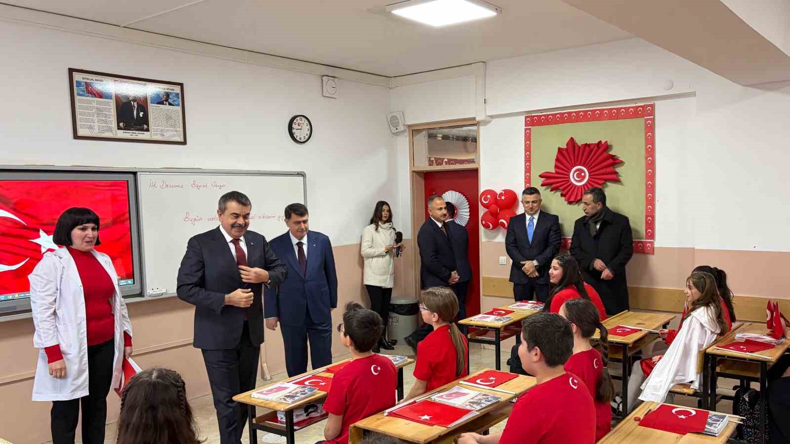 Bakan Tekin: "Bağımsızlığımızın asıl savunucusu bireyleri yetiştirmek bizim işimiz"
